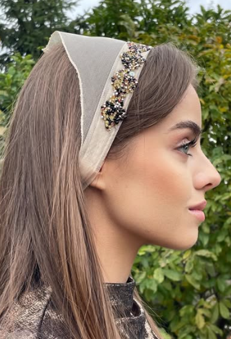 Batic din tul - Bej cu accesoriu din pietre maro